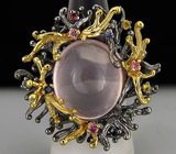 Кольцо из серебра 925 пробы с розовым кварцем и разноцветными сапфирами.