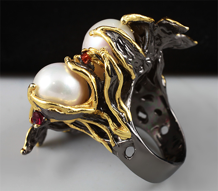 Кольцо из серебра 925 пробы с жемчугом и разноцветными сапфирами. Серебро 925