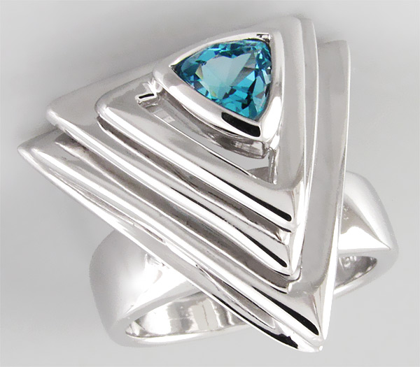 Серебро 925 Кольцо с ярко-голубым топазом.