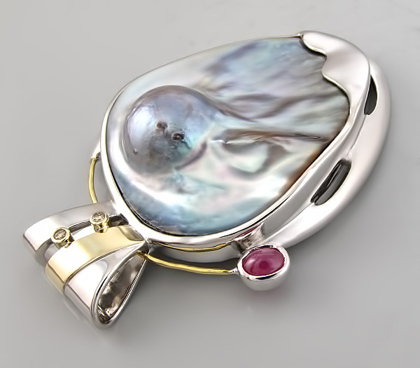 Кулон с пузырчатым жемугом и кабошоном пурпурного сапфира. Серебро 925
