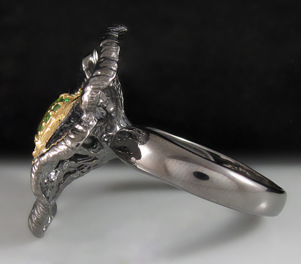 Кольцо из серебра 925 пробы с перидотом и цаворитами гранатами. Серебро 925