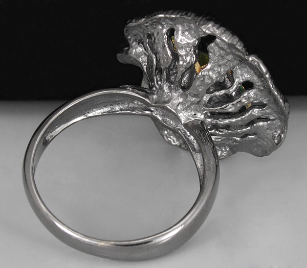 Кольцо из серебра 925 пробы с перидотом и цаворитами гранатами. Серебро 925
