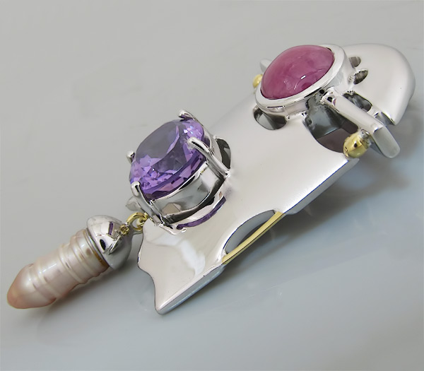 Кулон с пурпурным сапфиром, аметистом и жемчужиной барокко. Серебро 925